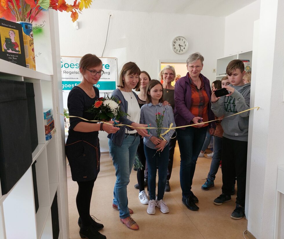 Schulbibliothek ist eröffnet! Schulbibliothek ist eröffnet!