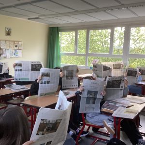 Schüler lesen Zeitung