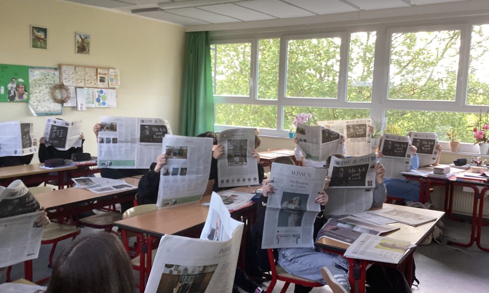 Schüler lesen Zeitung