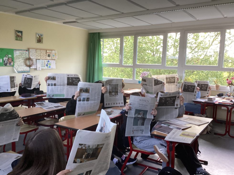Schüler lesen Zeitung